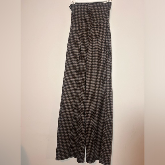 Houndstooth Patterned Sleeveless Jumpsuit - Picture 3 of 10